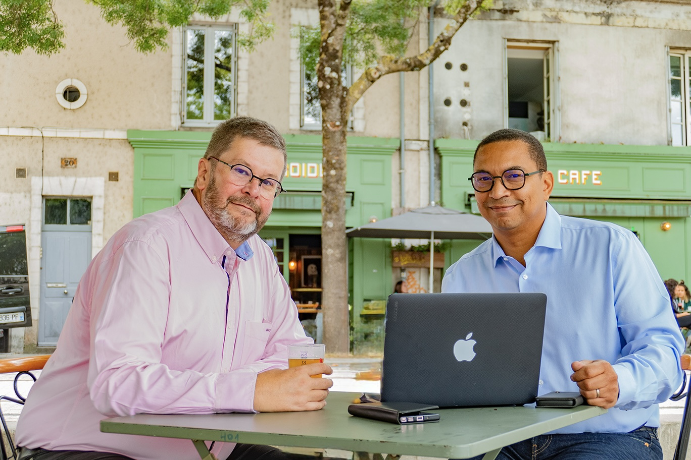 Dominique Morin et Patrick Dupont Beloeil travaillant ensemble en terrasse